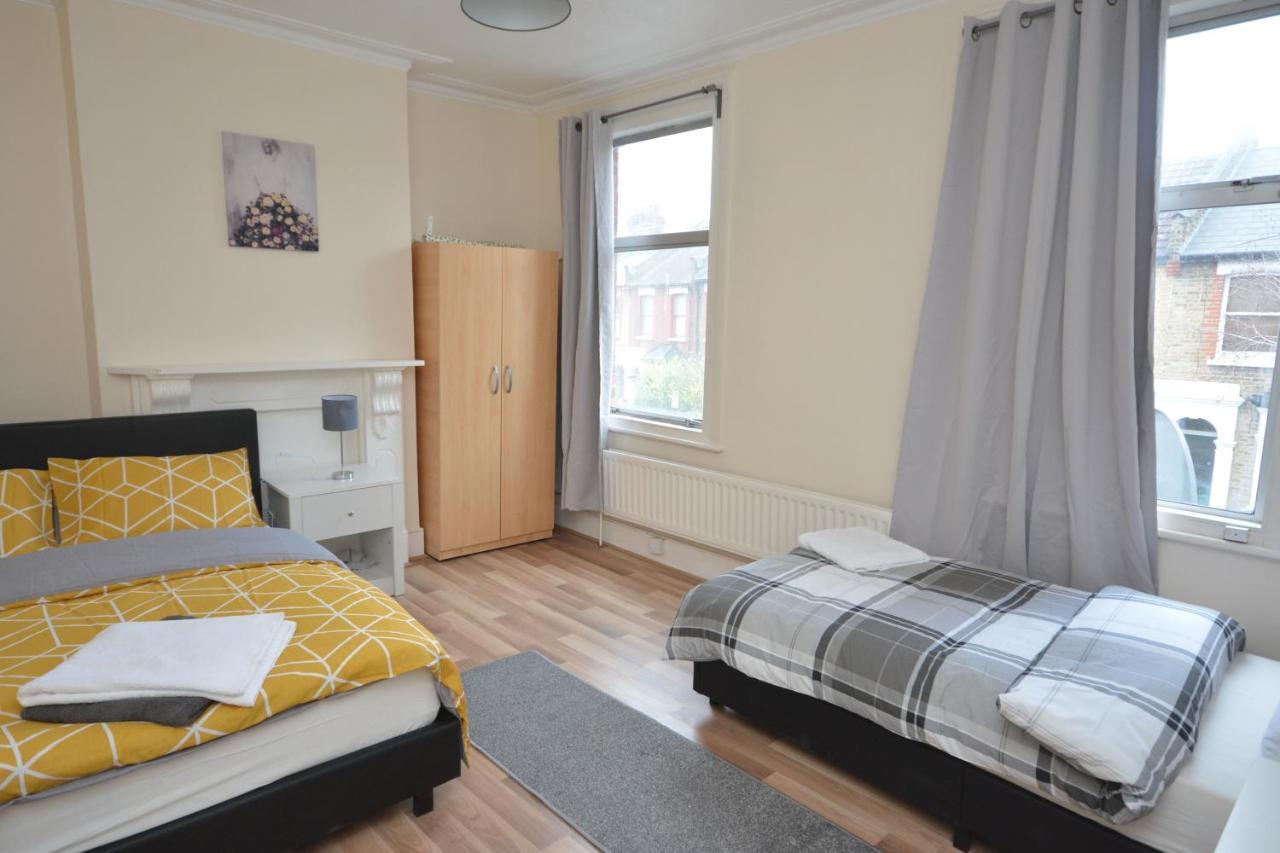 Cheerful 4 Bedroom House In Greater London Exterior photo